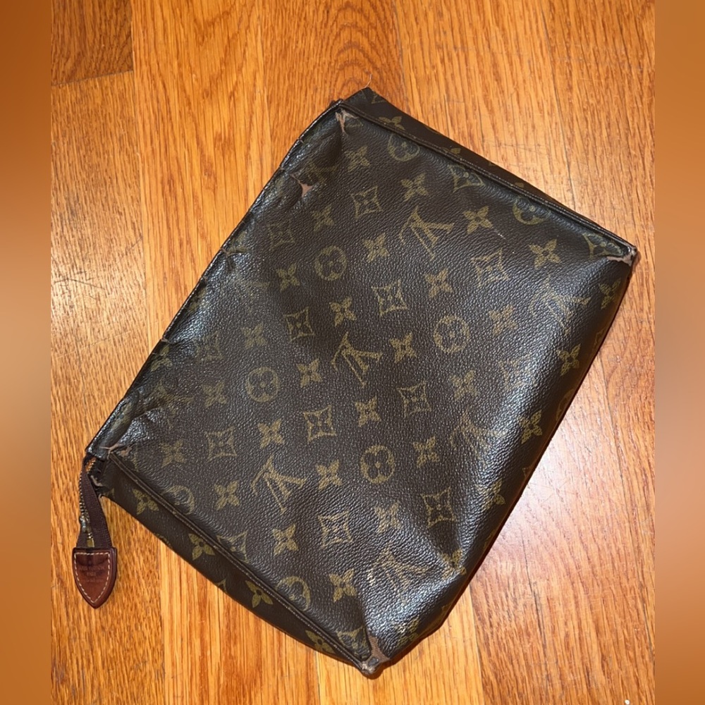 Louis Vuitton 100% authentic poche